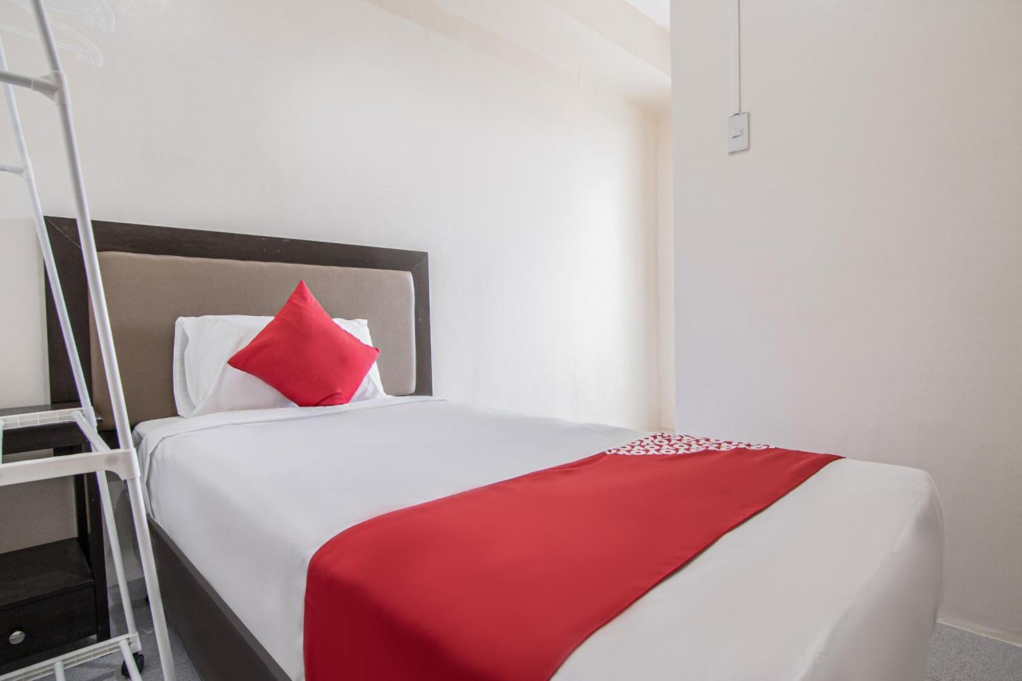 Oyo 431 Apollo 11 Apartelle Pasay Exteriör bild