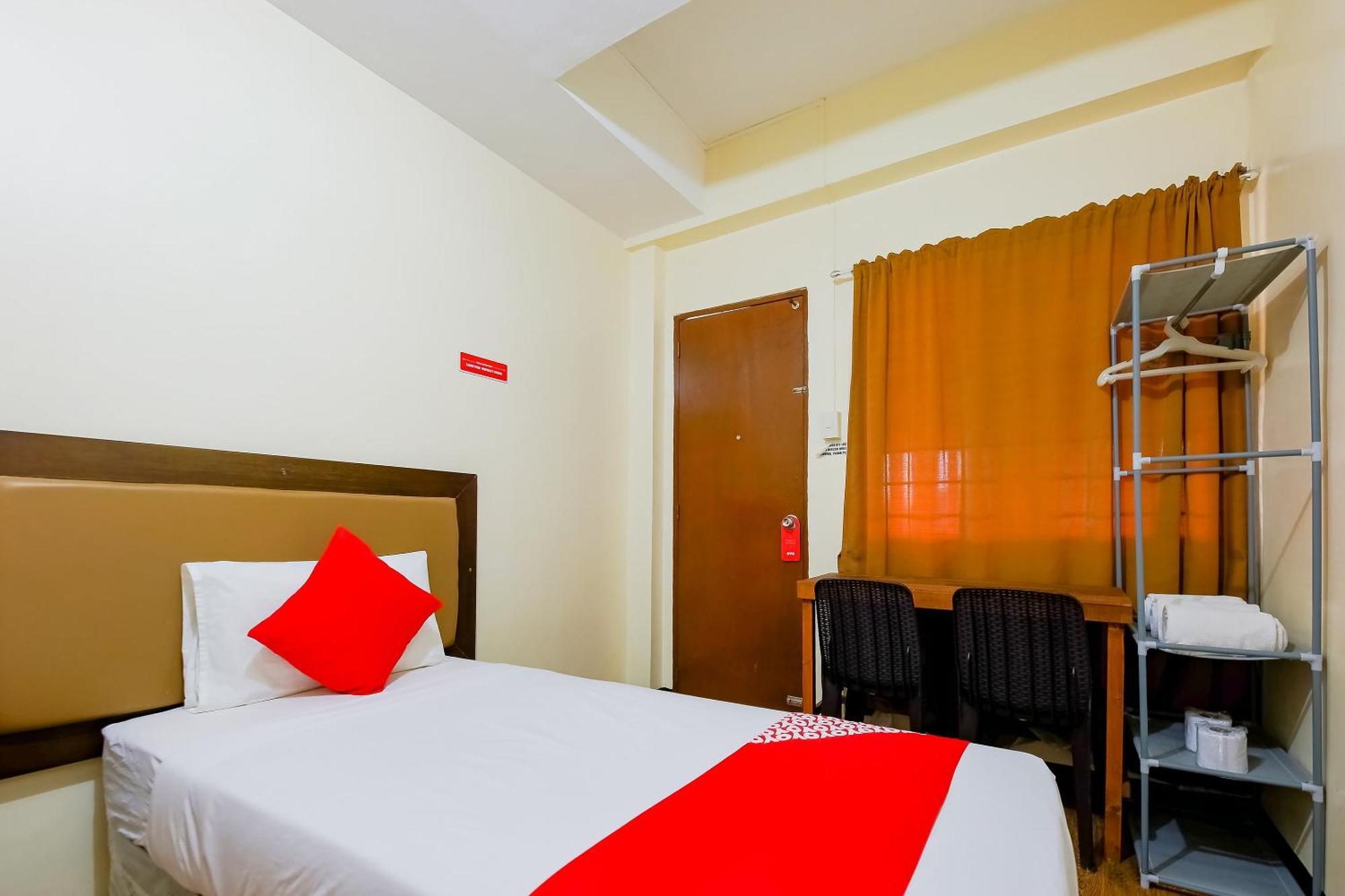 Oyo 431 Apollo 11 Apartelle Pasay Exteriör bild