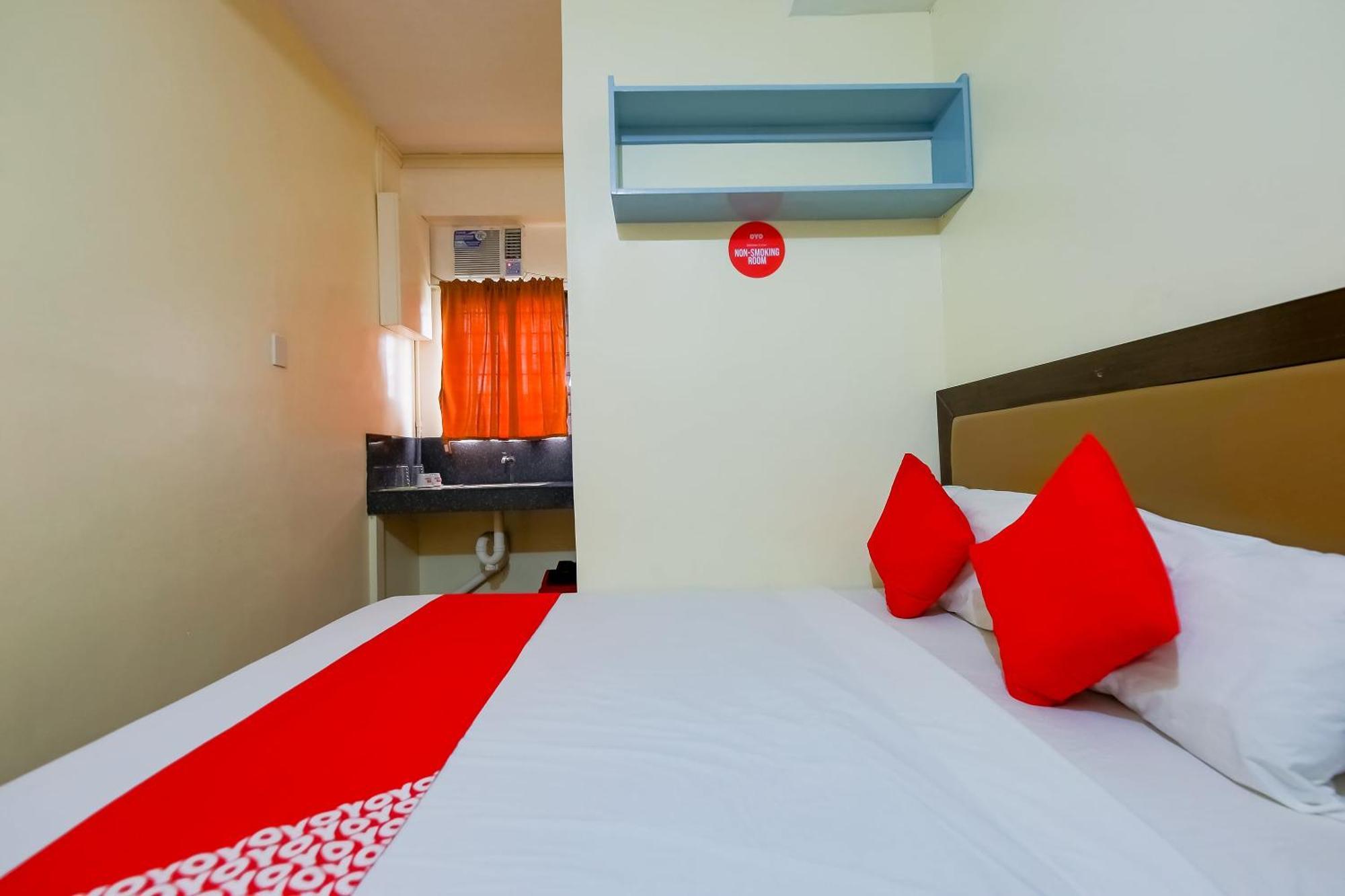 Oyo 431 Apollo 11 Apartelle Pasay Exteriör bild